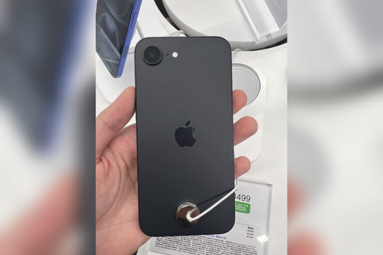 Parte trasera de un iPhone 16e negro