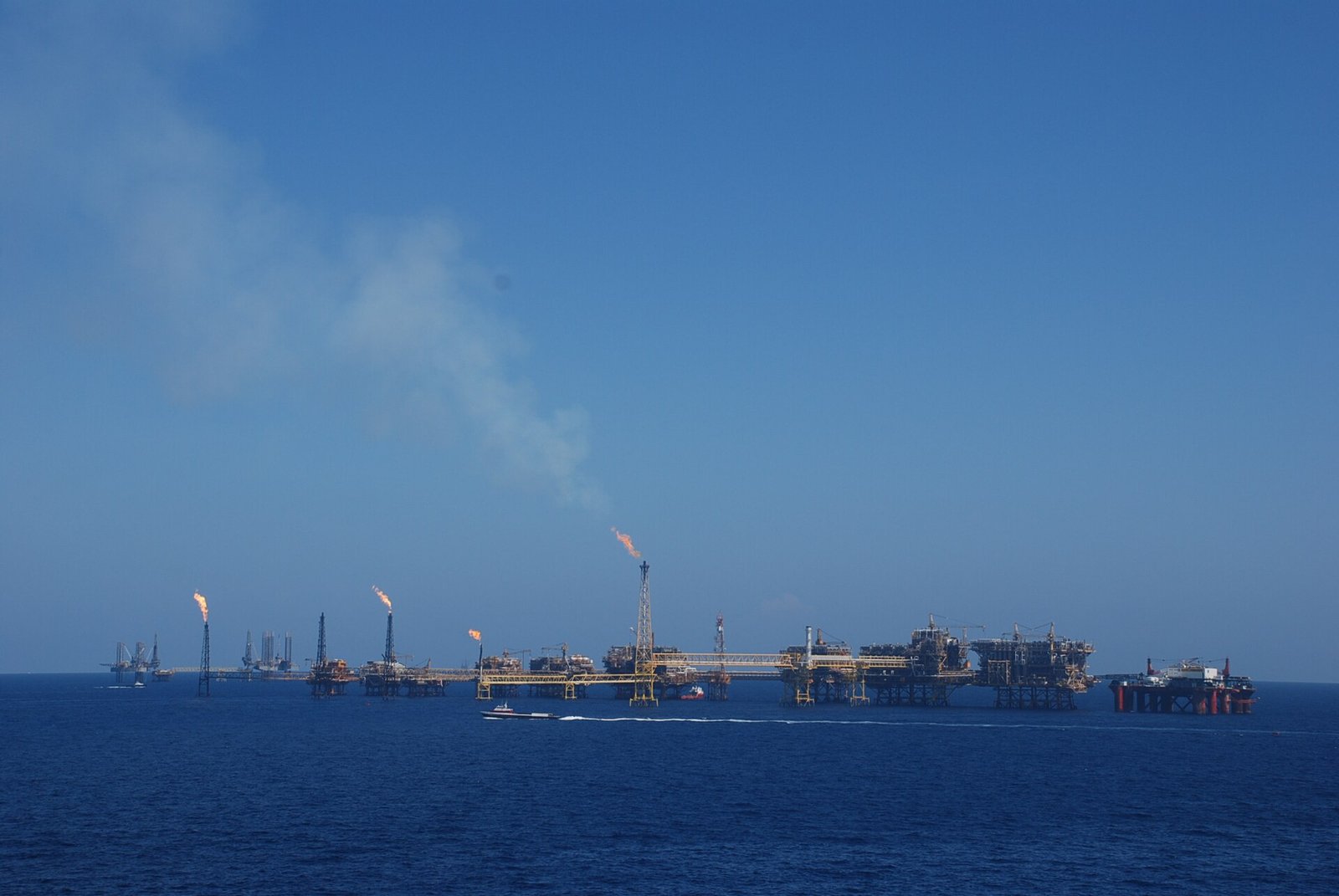 Plataformas petroleras de Pemex en el complejo Cantarell, en el Golfo de México