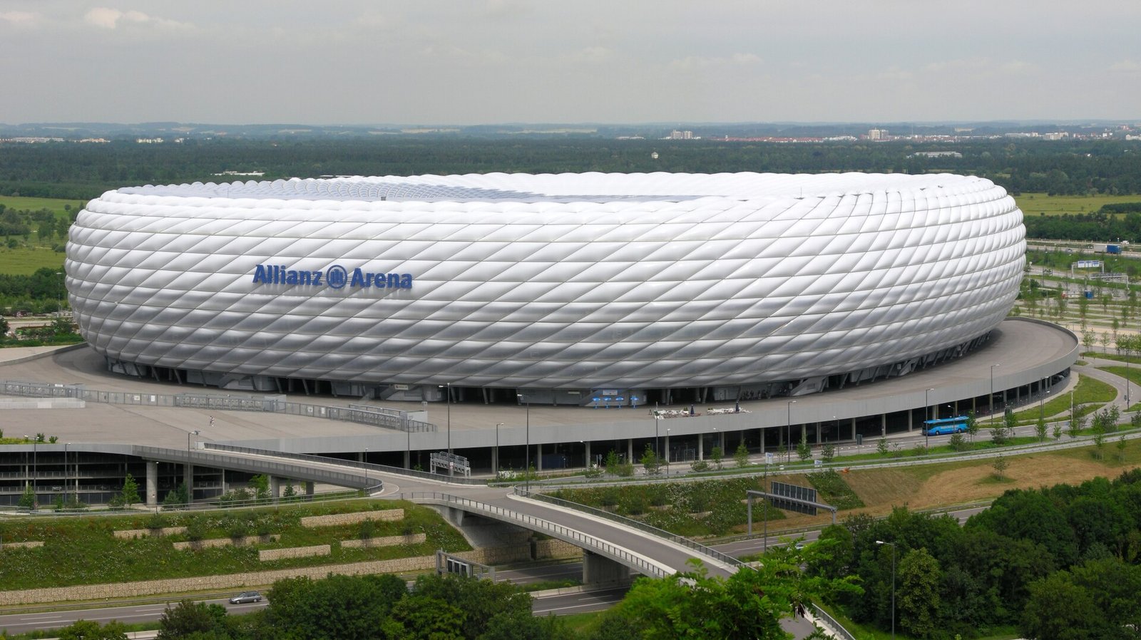El Allianz Arena de Múnich iluminado