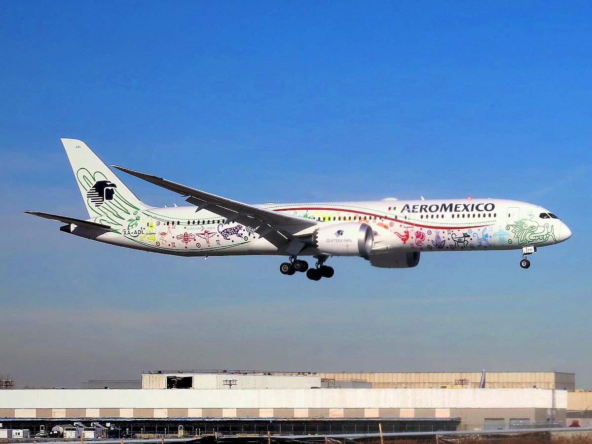 Avión Boeing 787-9 Dreamliner de Aeroméxico con decoración especial de Quetzalcóatl en aproximación