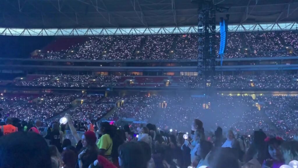 Público con luces en un concierto de BTS en el estadio de Wembley en 2019