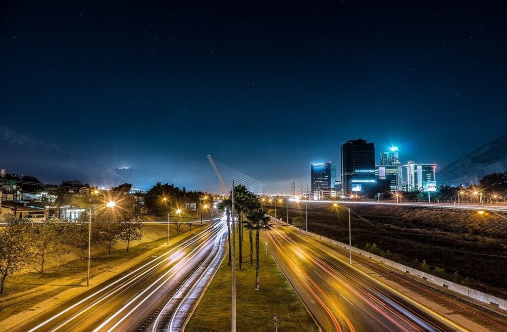 Vista nocturna de la avenida Morones Prieto en Monterrey, Nuevo León, con estelas de luz de autos