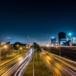 Vista nocturna de la avenida Morones Prieto en Monterrey, Nuevo León, con estelas de luz de autos