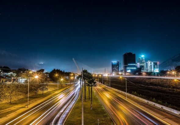 Vista nocturna de la avenida Morones Prieto en Monterrey, Nuevo León, con estelas de luz de autos