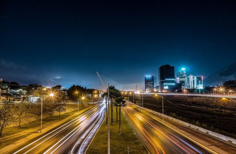 Vista nocturna de la avenida Morones Prieto en Monterrey, Nuevo León, con estelas de luz de autos