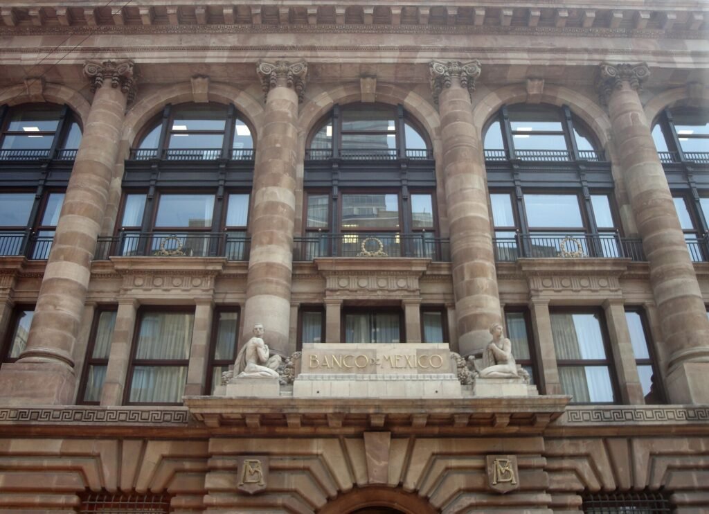 Fachada del edificio del Banco de México en el Centro Histórico de la Ciudad de México