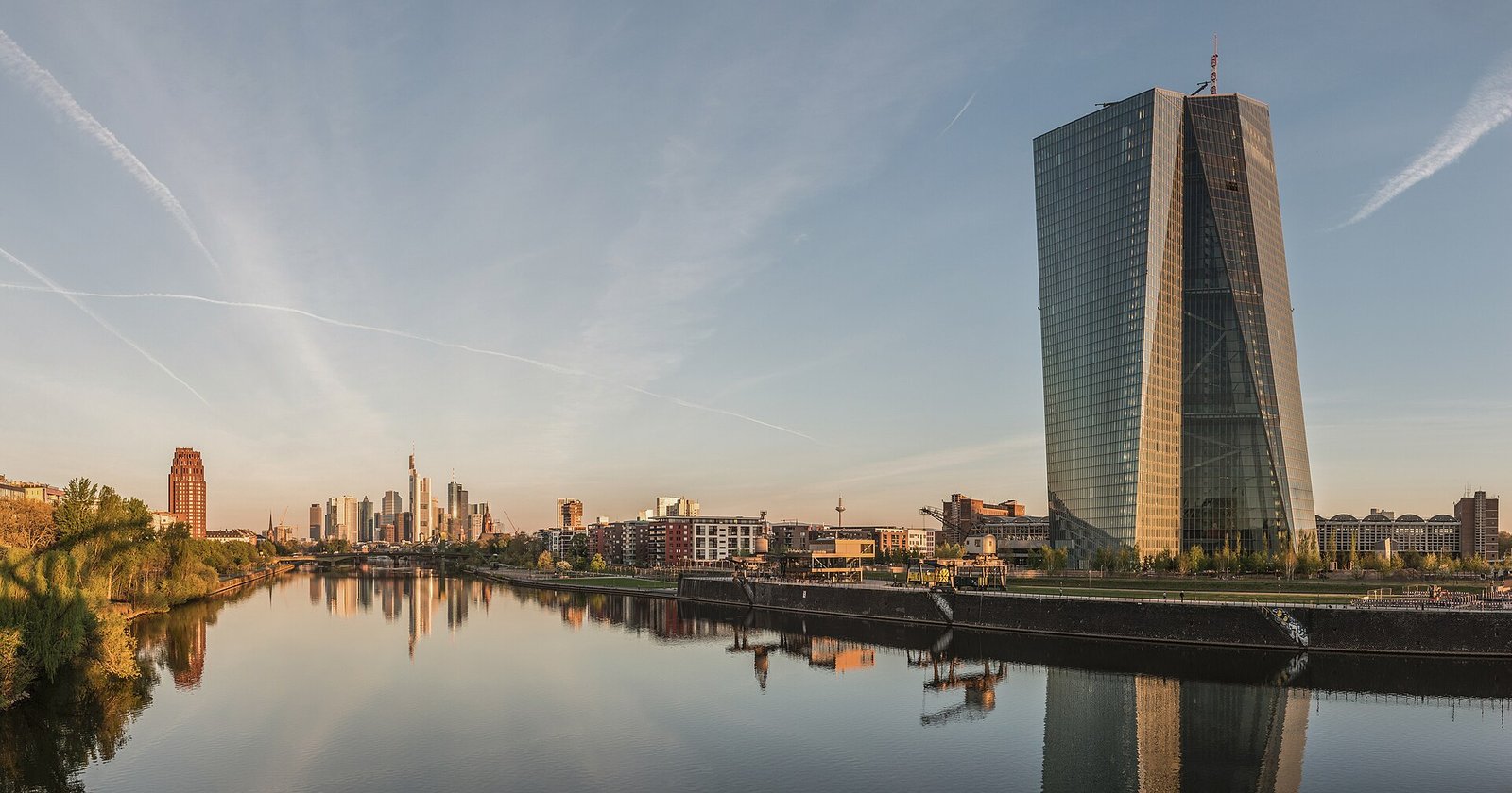 Sede del Banco Central Europeo y el horizonte de Fráncfort al amanecer