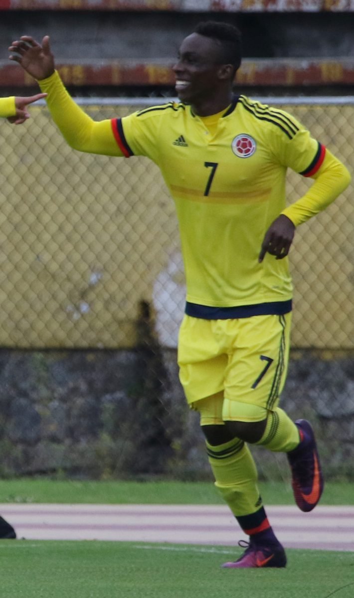 Julián Quiñones en un partido de fútbol