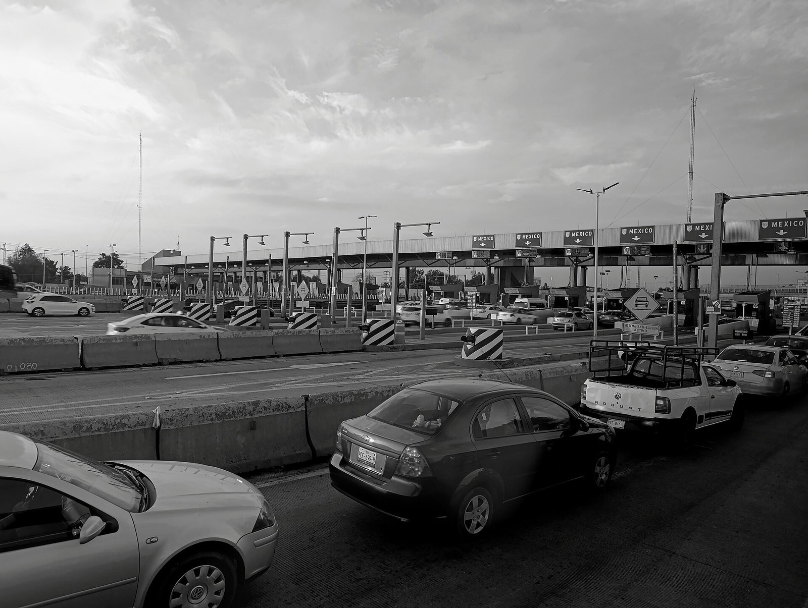 Caseta de cobro en una autopista del Estado de México con varios carriles