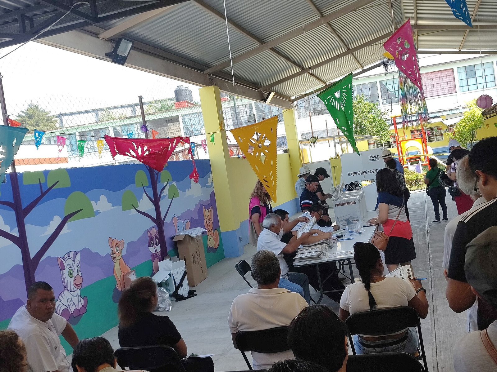 Funcionarios de casilla atienden a votantes en Orizaba, Veracruz
