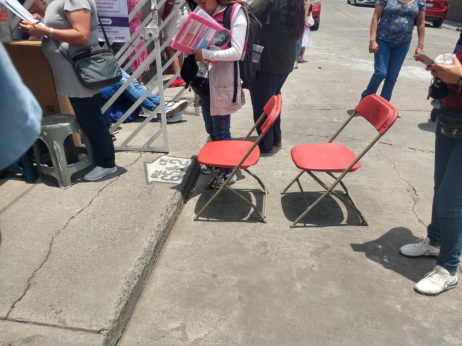Ciudadanos acuden a una casilla electoral en México en 2024