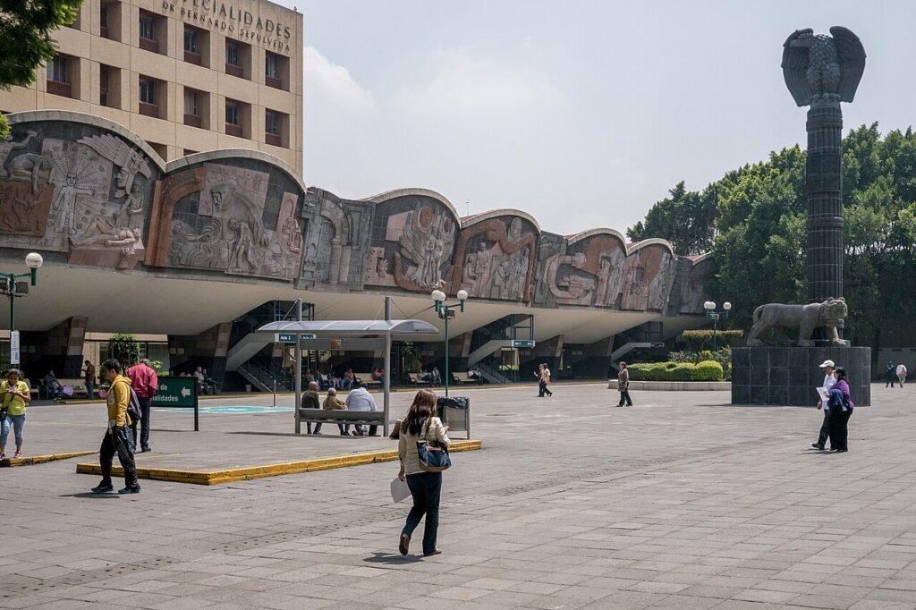 Fachada del Centro Médico Nacional Siglo XXI del IMSS en la Ciudad de México