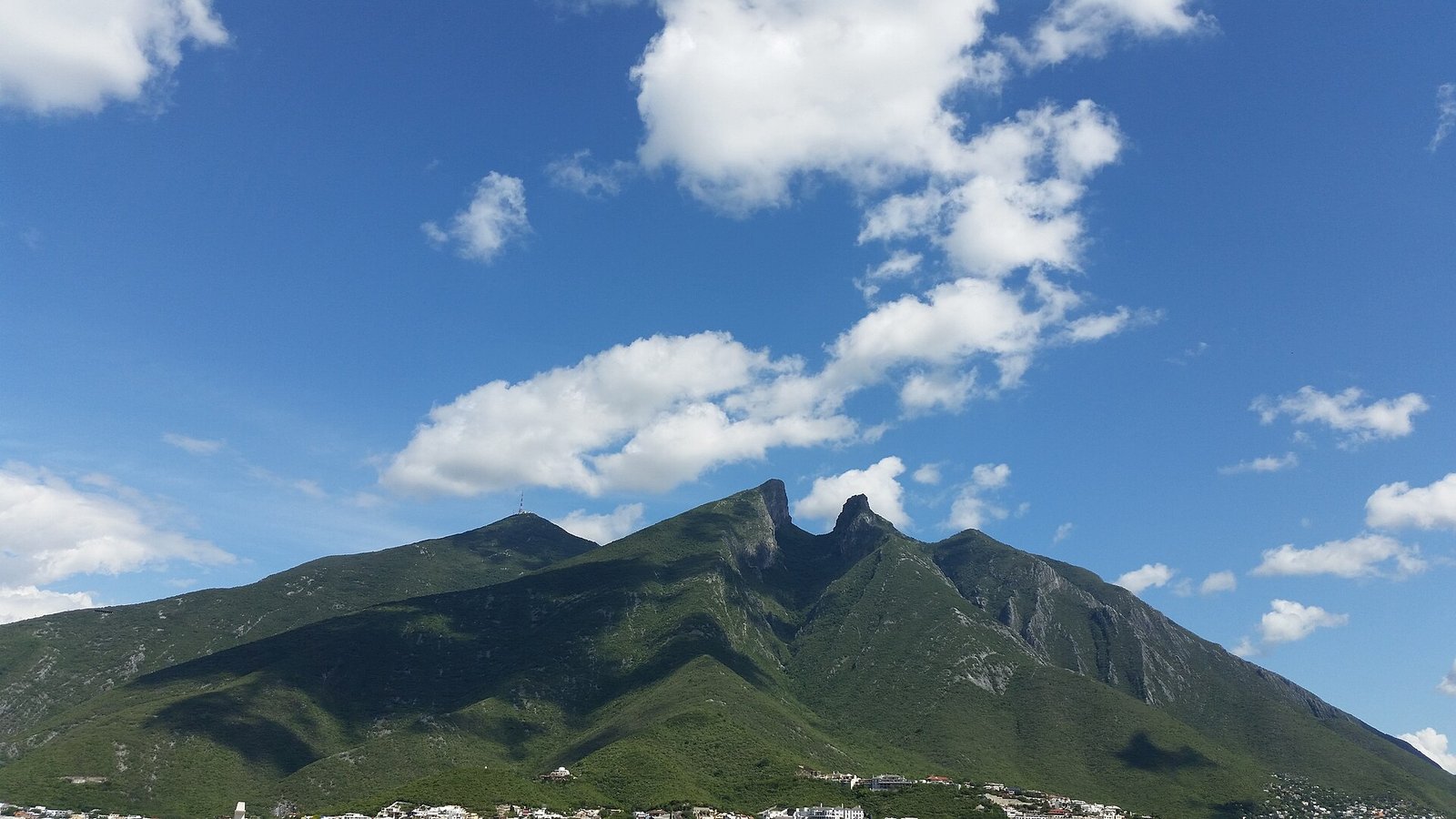 Vista del Cerro de la Silla en Monterrey en un día soleado