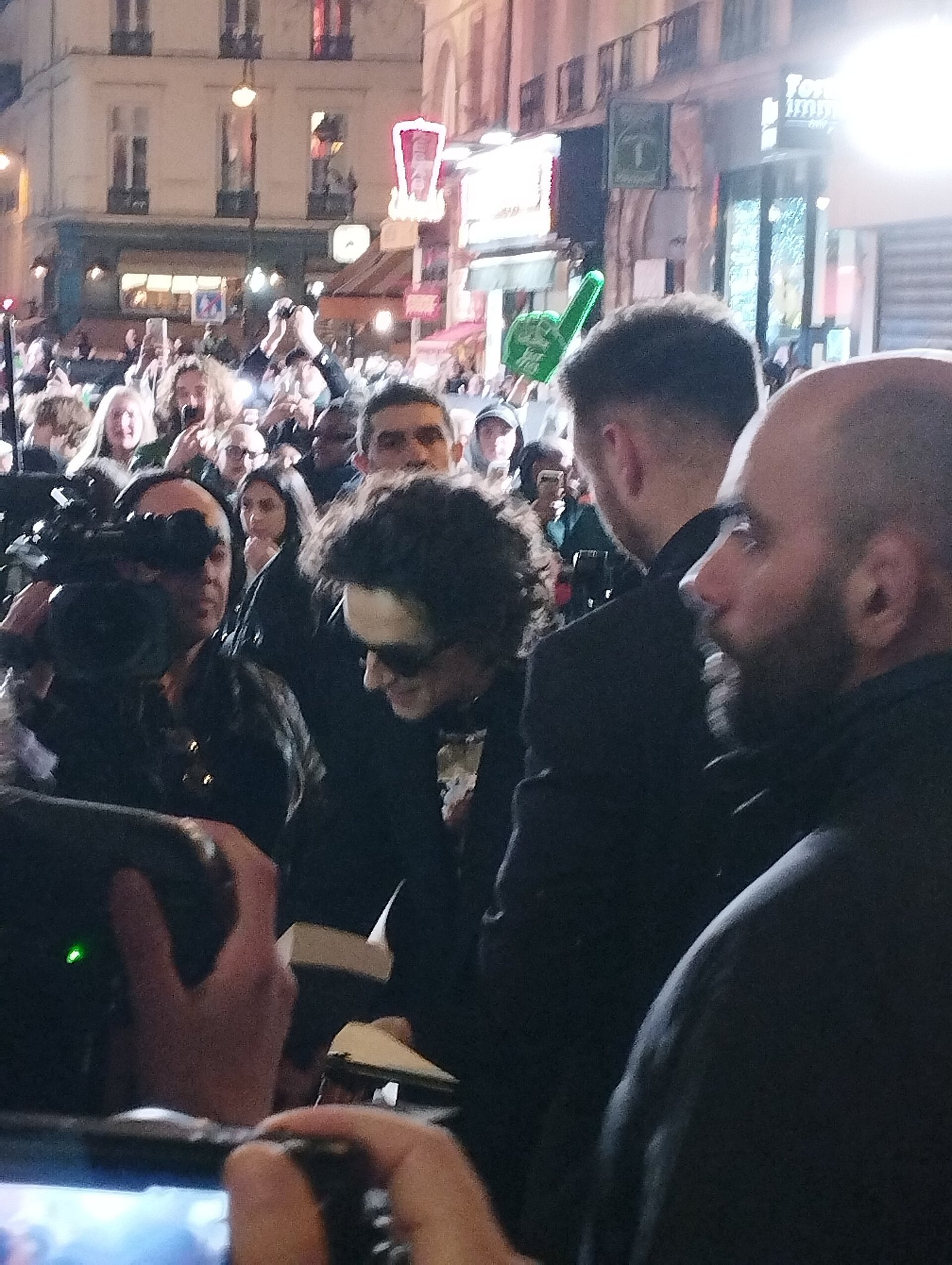 Timothée Chalamet saluda a sus seguidores durante una premier en 2024