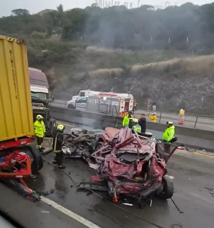 Bomberos atienden el choque múltiple en la autopista México-Querétaro, km 81