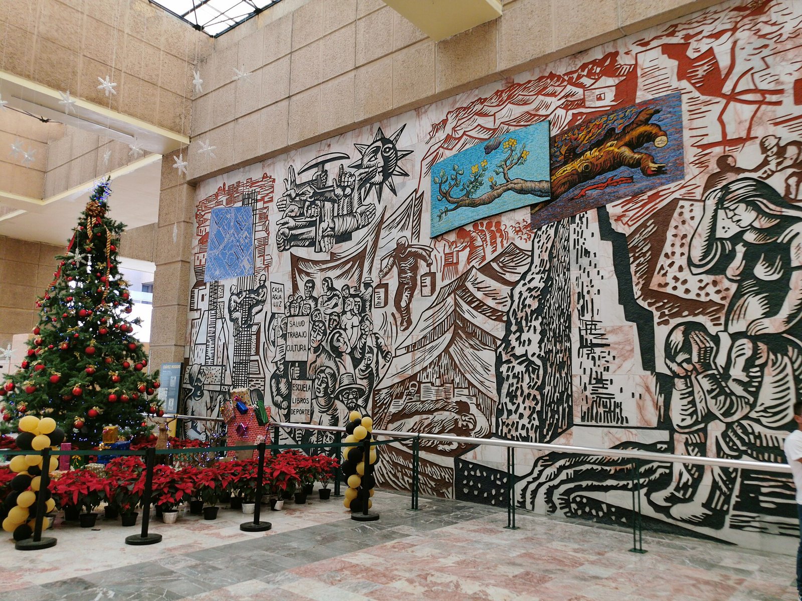 Vestíbulo del Centro Médico Nacional Siglo XXI con murales