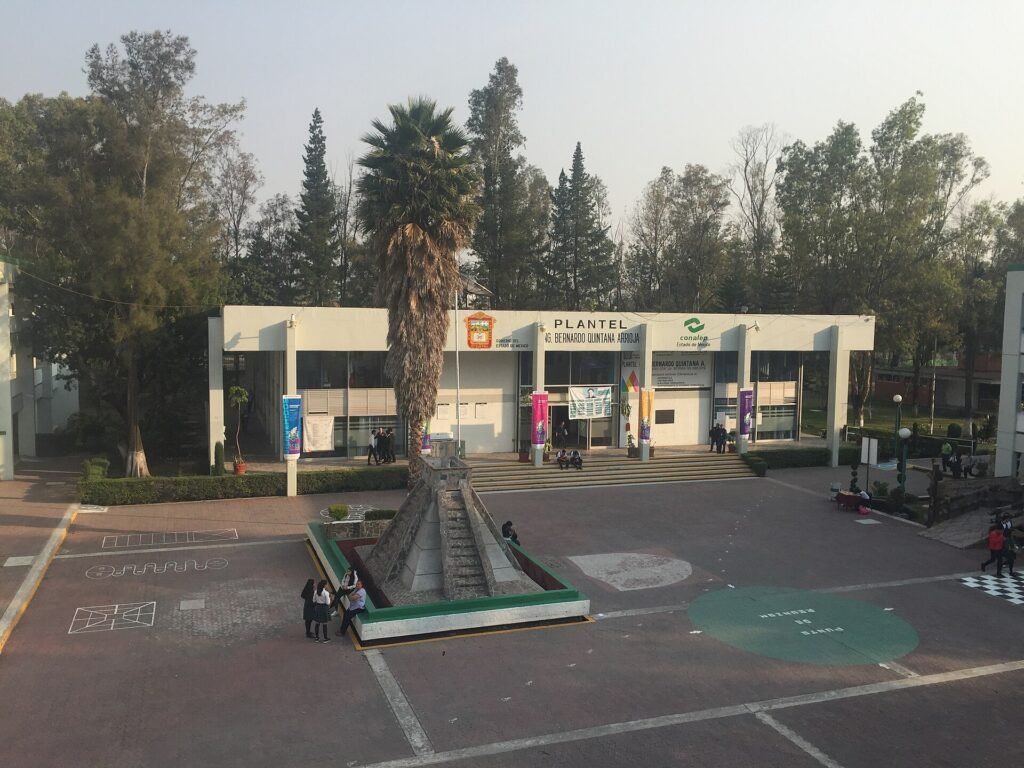 Entrada de un plantel del Conalep
