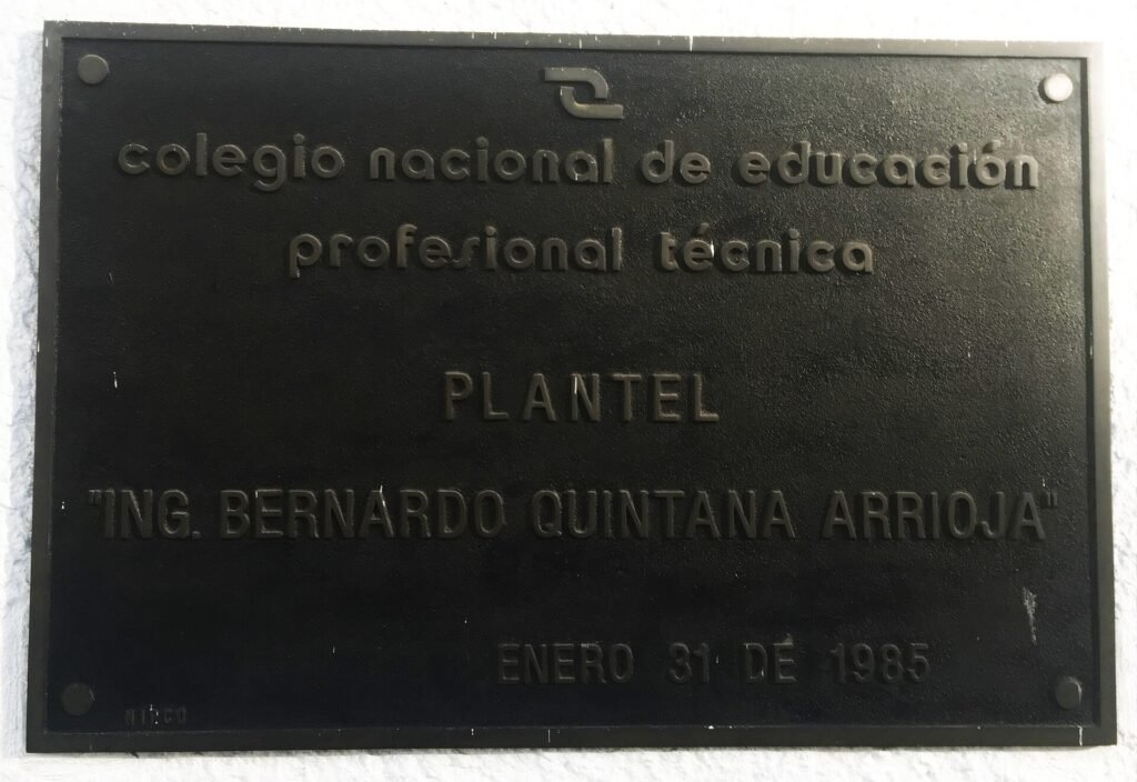 Placa del Colegio Nacional de Educación Profesional Técnica en un plantel