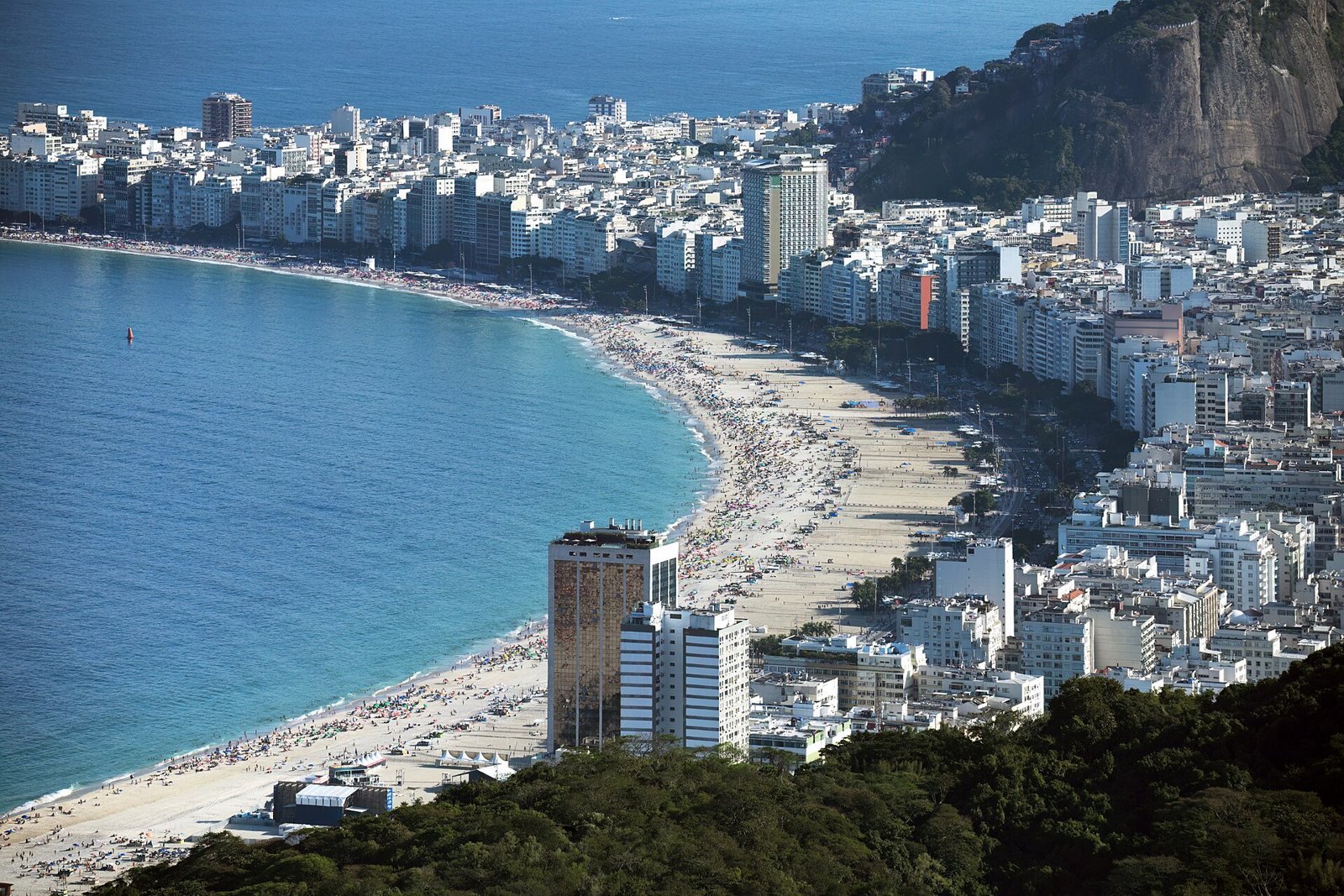 Vista de la playa de Copacabana y la Avenida Atlántica en Río de Janeiro