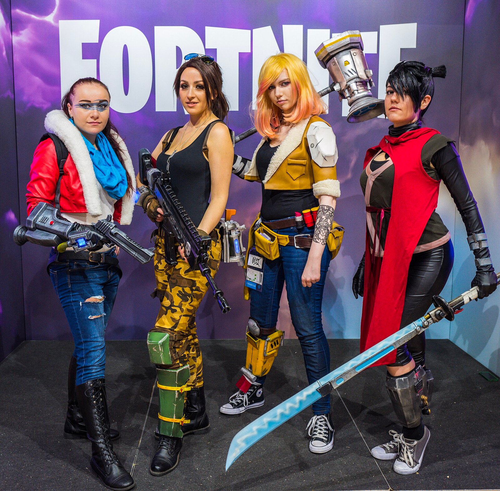 Cosplayers vestidos como personajes de Fortnite en la feria Gamescom 2017