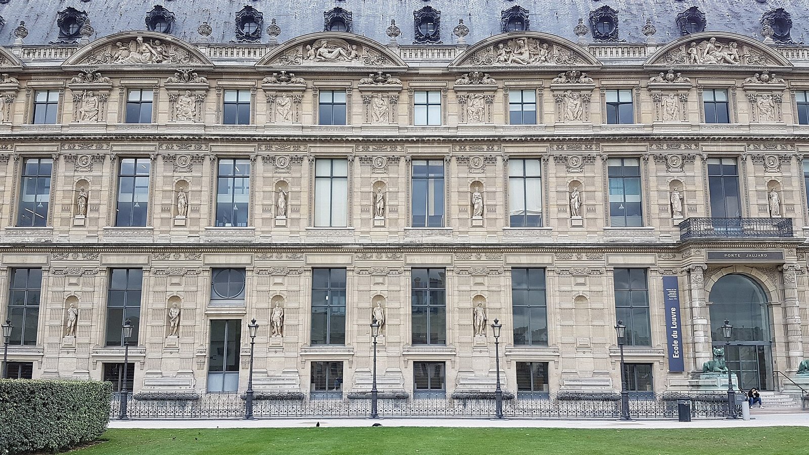Fachada de la École du Louvre, dentro del Palacio del Louvre en París
