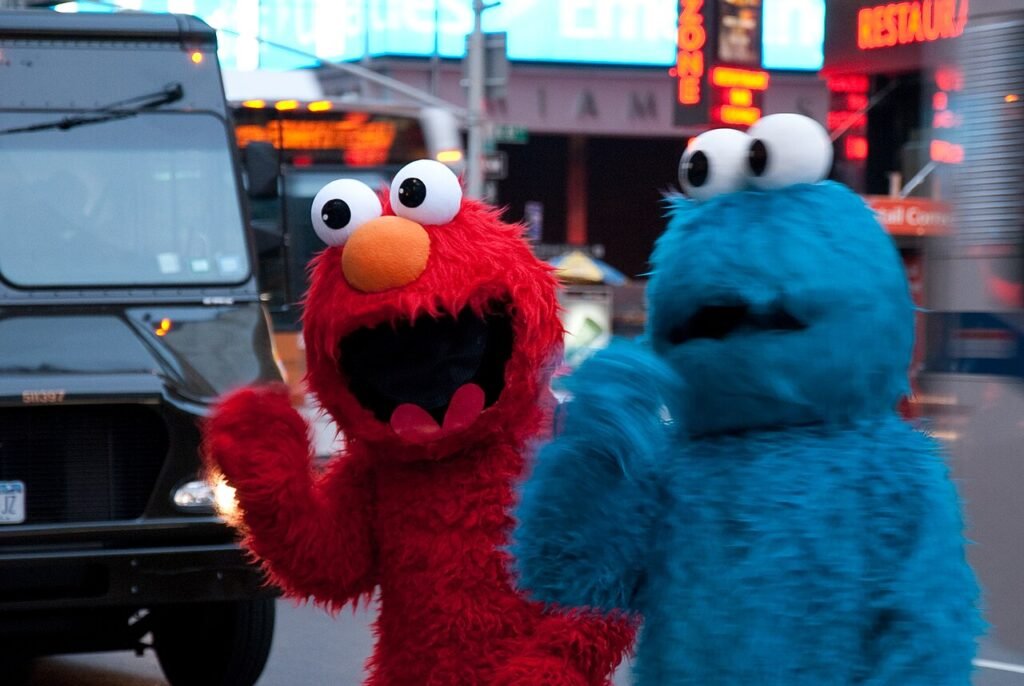 Elmo y Cookie Monster, personajes de Plaza Sésamo