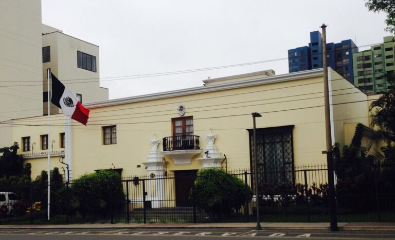 Fachada de la Embajada de México en Perú