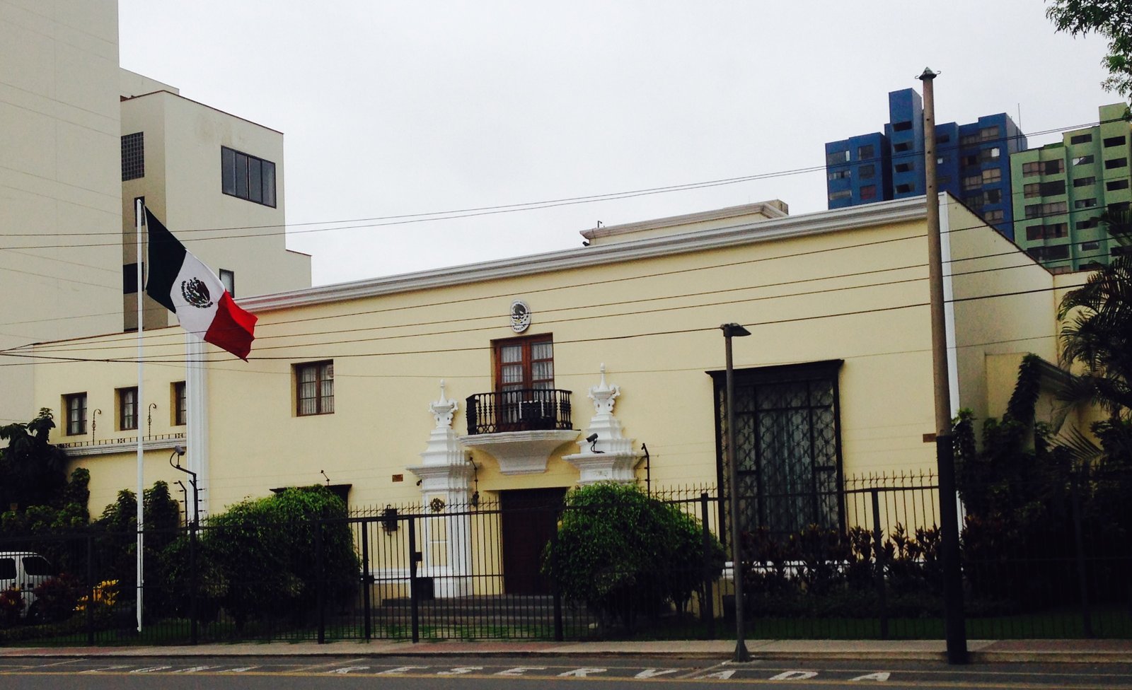 Fachada de la Embajada de México en Perú