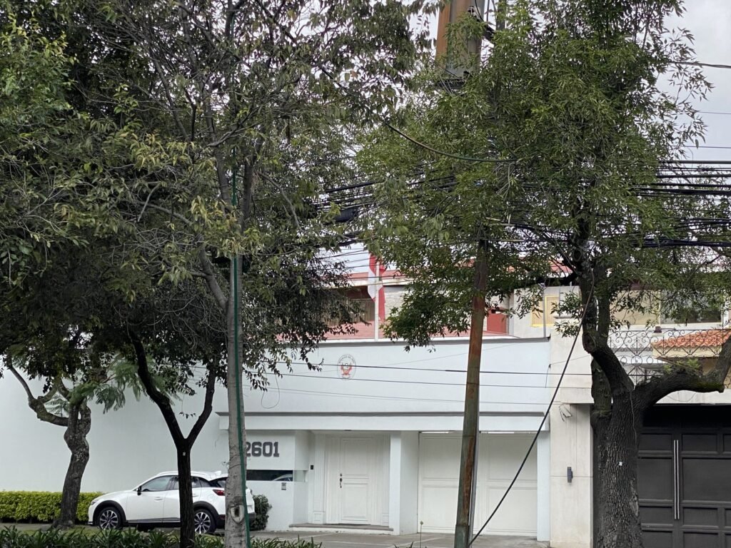 Fachada de la Embajada del Perú en la Ciudad de México