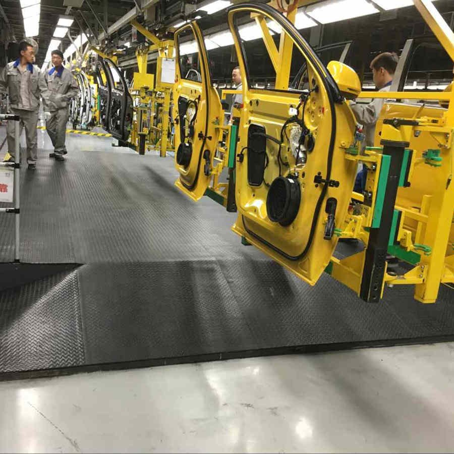 Trabajador en una línea de ensamble automotriz
