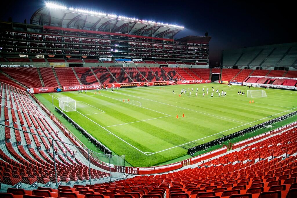 Estadio Caliente, casa de Xolos de Tijuana, iluminado de noche