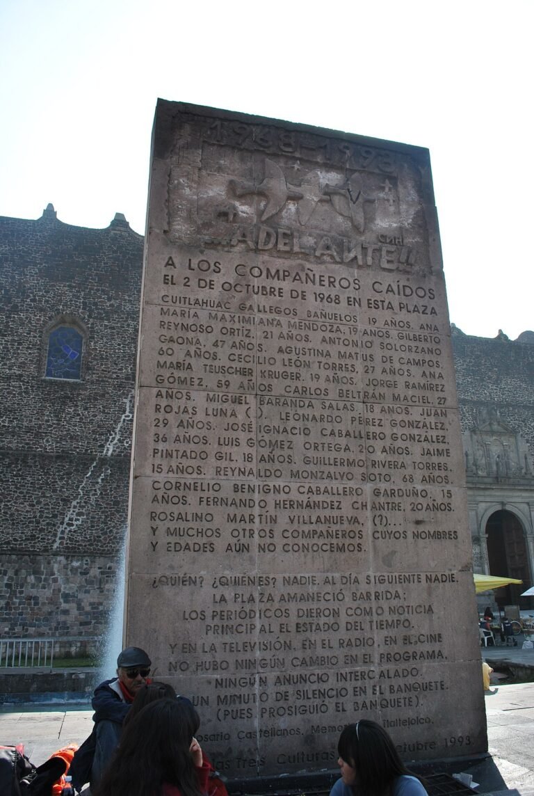 Estela en memoria de las víctimas del 2 de octubre de 1968 en la Plaza de las Tres Culturas, Tlatelolco.
