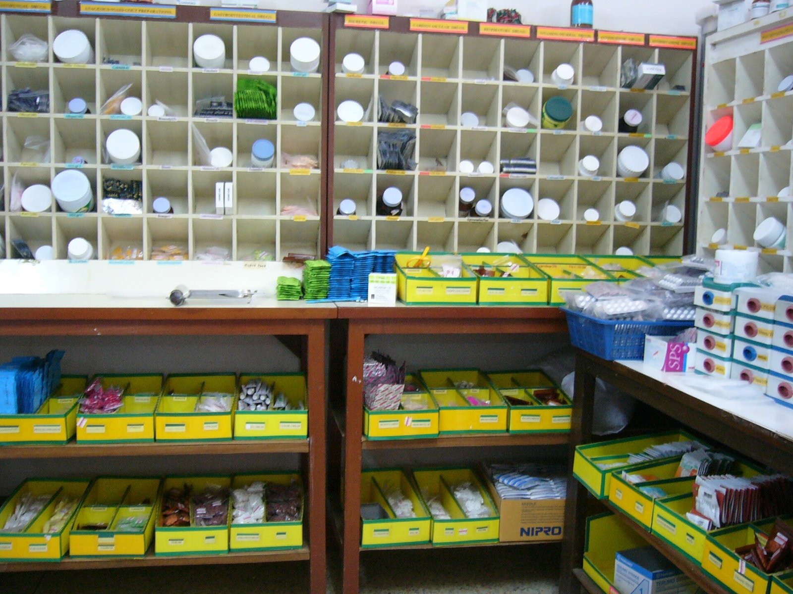 Estantes con medicamentos en la farmacia de un hospital