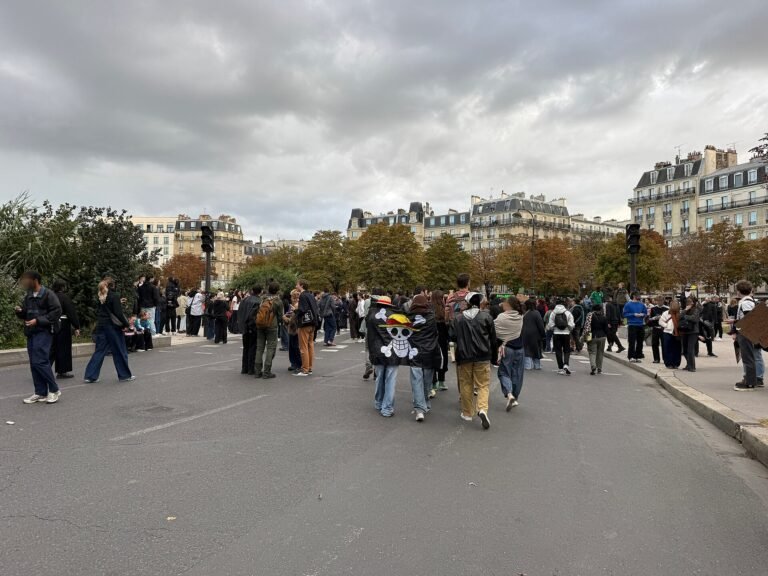 Manifestantes caminan hacia la plaza de la Nación en París