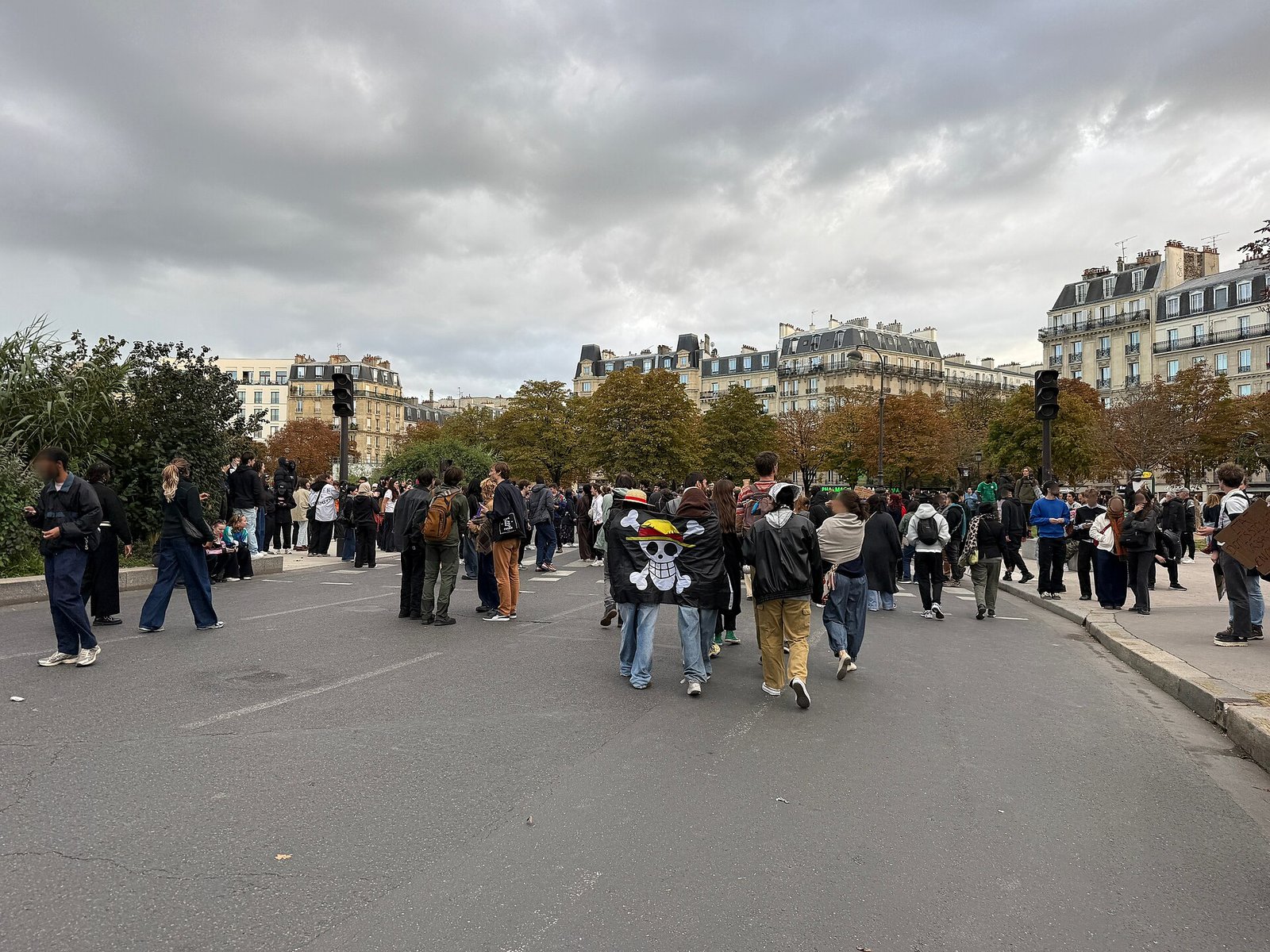 Manifestantes caminan hacia la plaza de la Nación en París