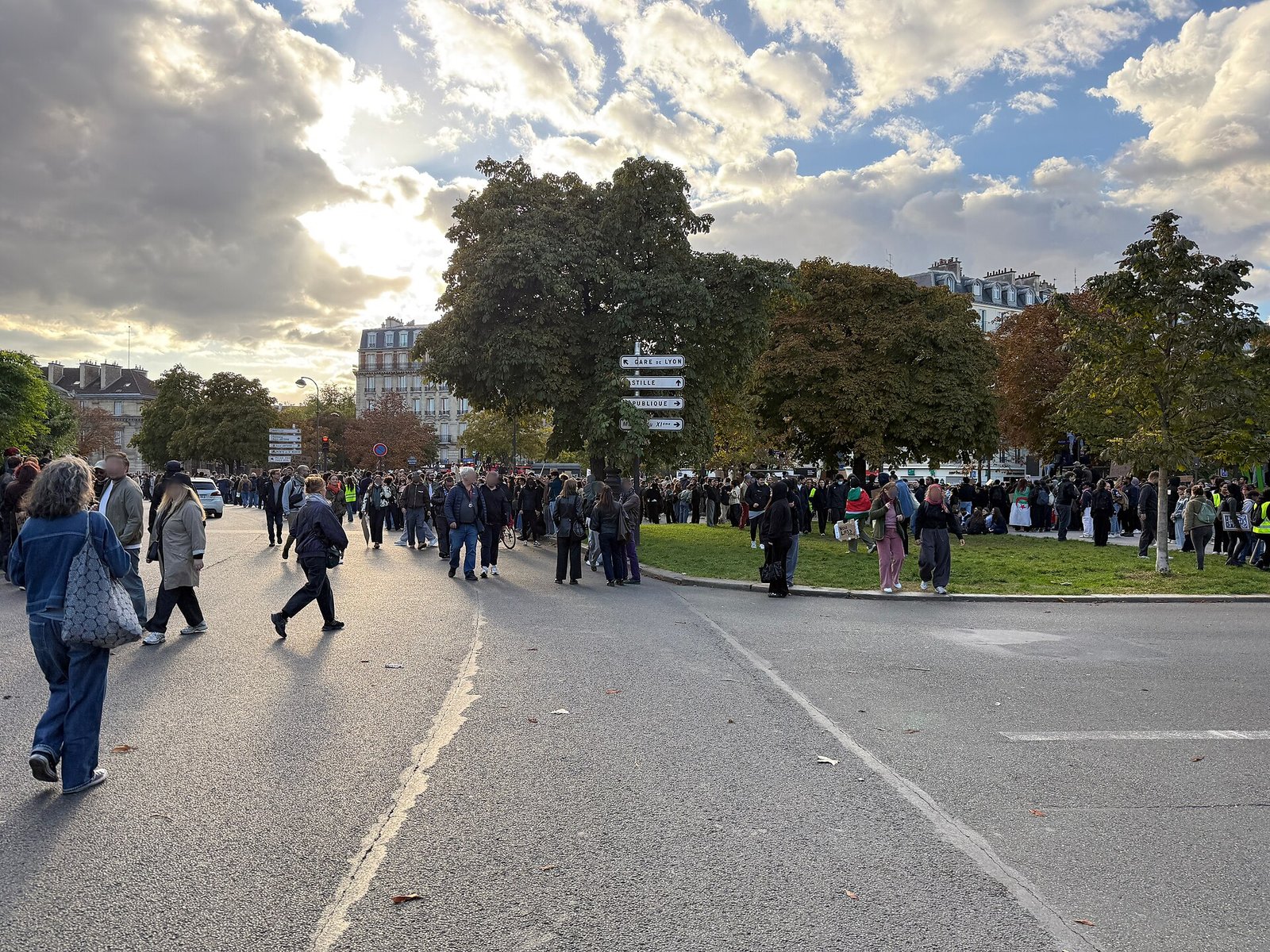 Manifestantes en la plaza de la Nación de París el 17 de octubre de 2026