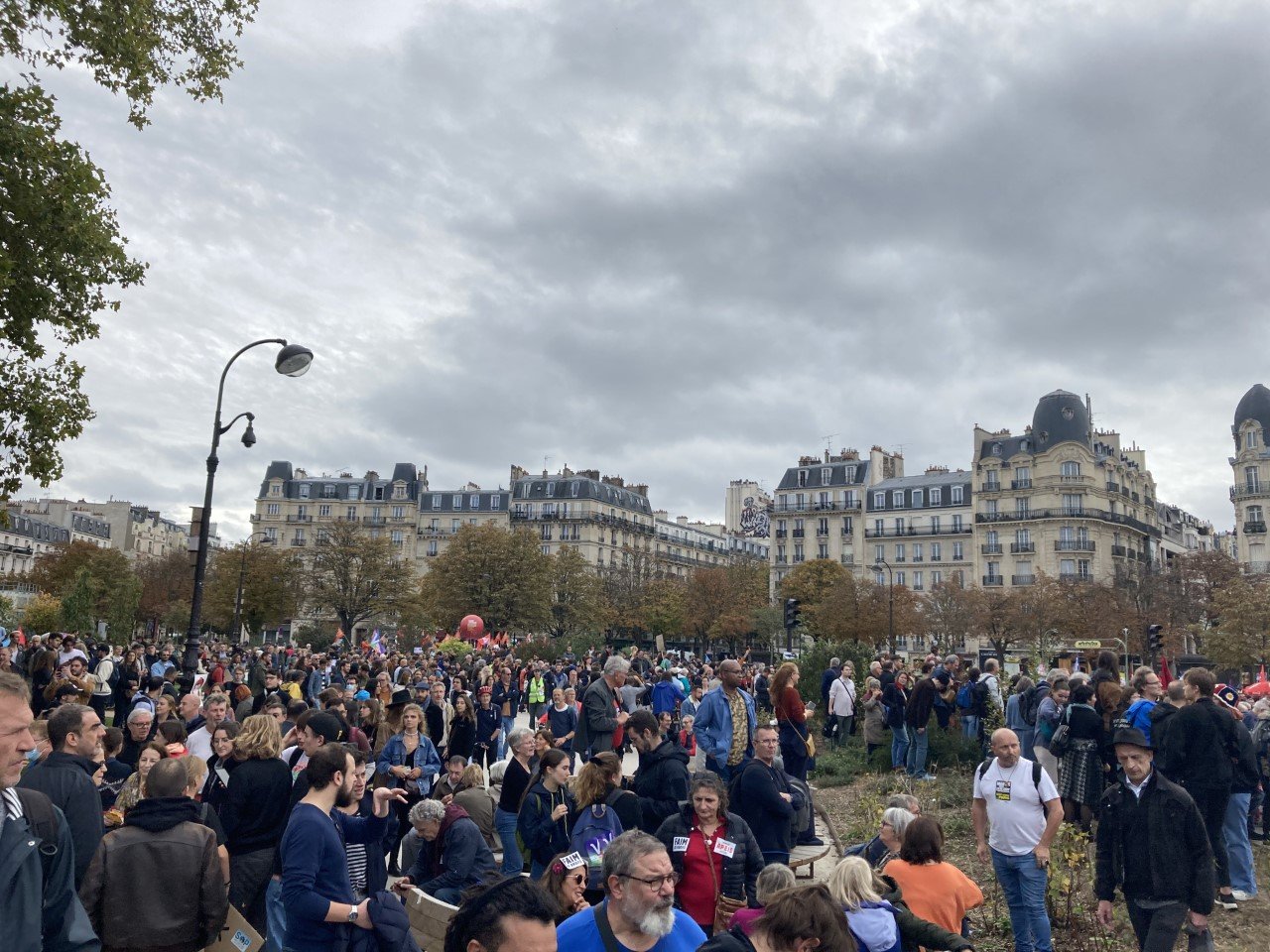 Multitud en la plaza de la Nación de París durante una manifestación contra la carestía