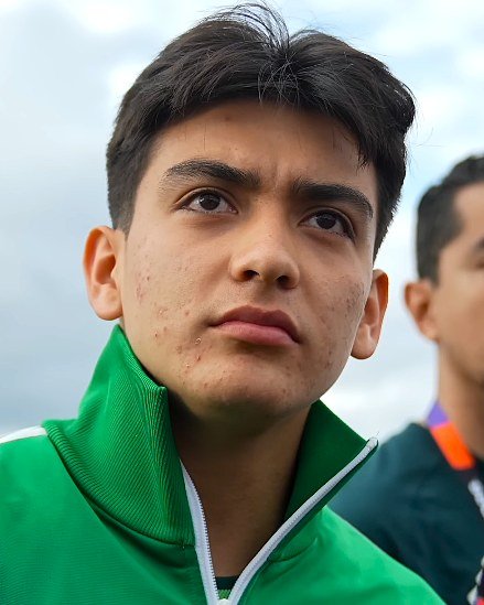 Gilberto Mora con la chamarra verde de la Selección Mexicana