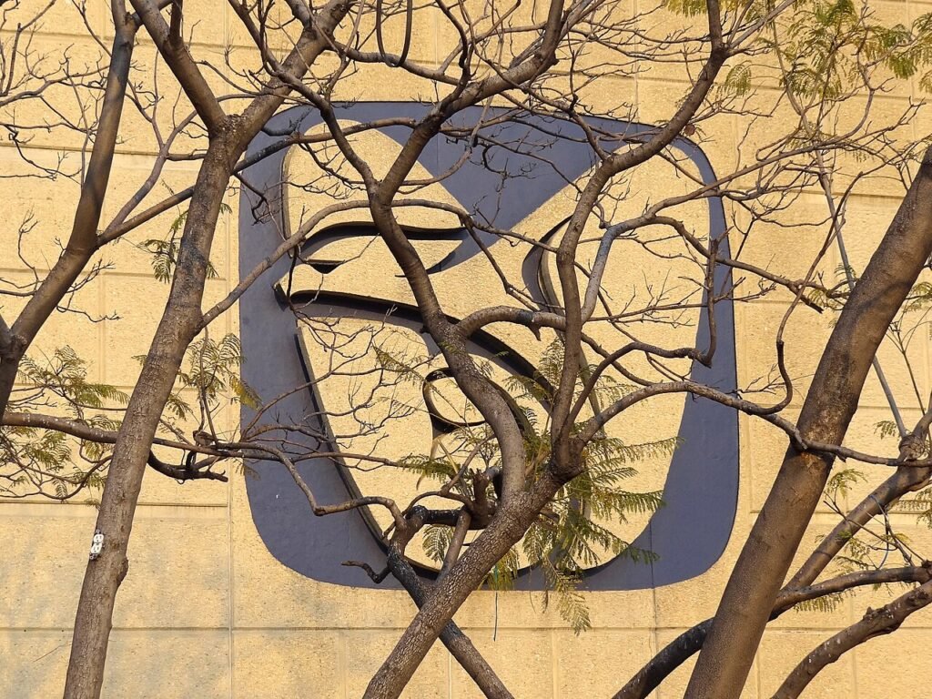 Logotipo del IMSS en la fachada del Centro Médico Nacional Siglo XXI, en la Ciudad de México