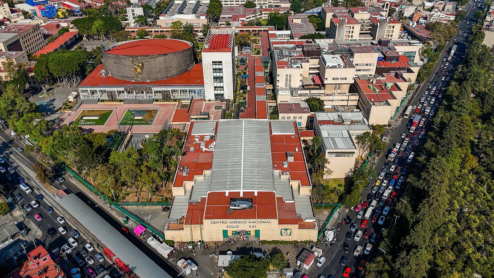 Fachada del Centro Médico Nacional Siglo XXI del IMSS en la Ciudad de México