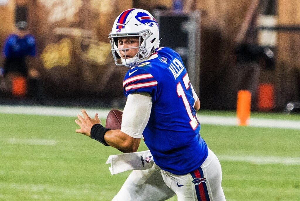 Josh Allen, mariscal de campo de los Buffalo Bills, con el balón en la mano durante un partido
