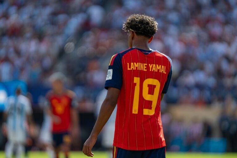 Lamine Yamal de espaldas con la camiseta número 19 de la selección de España