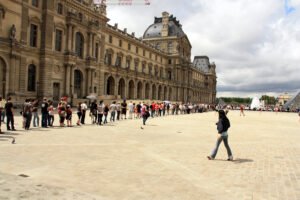 Turistas contra estudiantes en el Louvre: ¿qué pasó y por qué es tendencia?