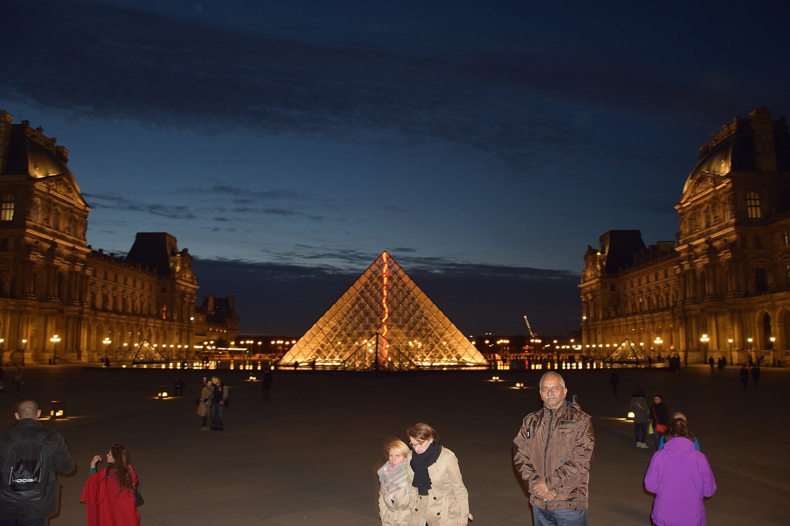 La pirámide del Museo del Louvre iluminada de noche en París