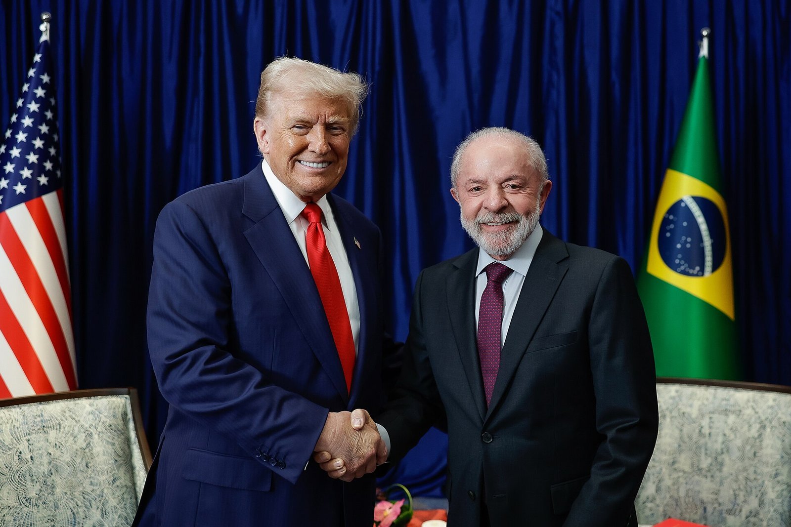 Lula da Silva y Donald Trump se saludan durante una cumbre en 2025