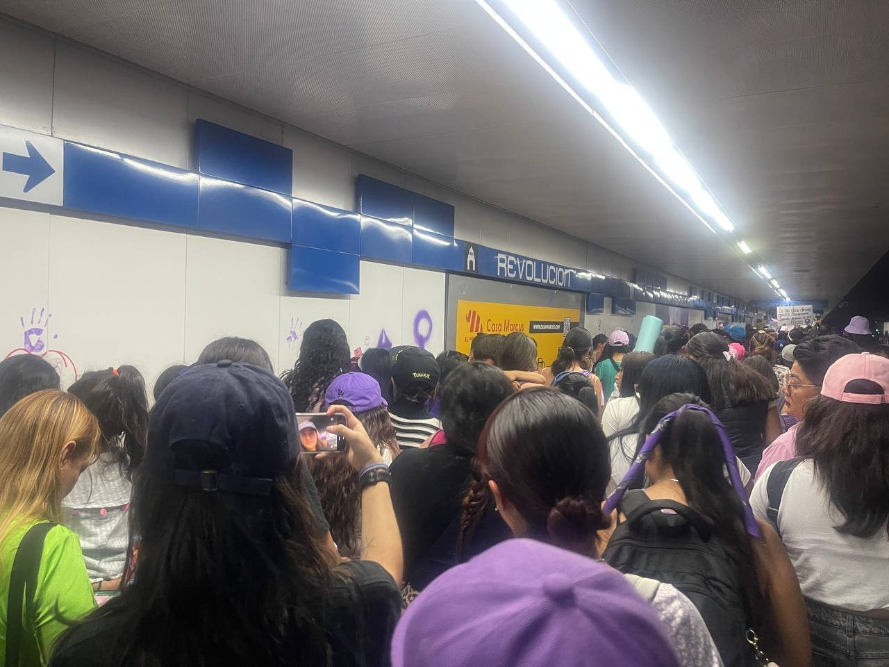 Mujeres marchando en la Ciudad de México durante el 8M de 2024