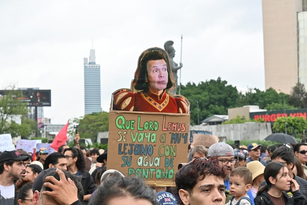Manifestantes con pancartas durante la marcha por agua limpia en Guadalajara, octubre de 2026