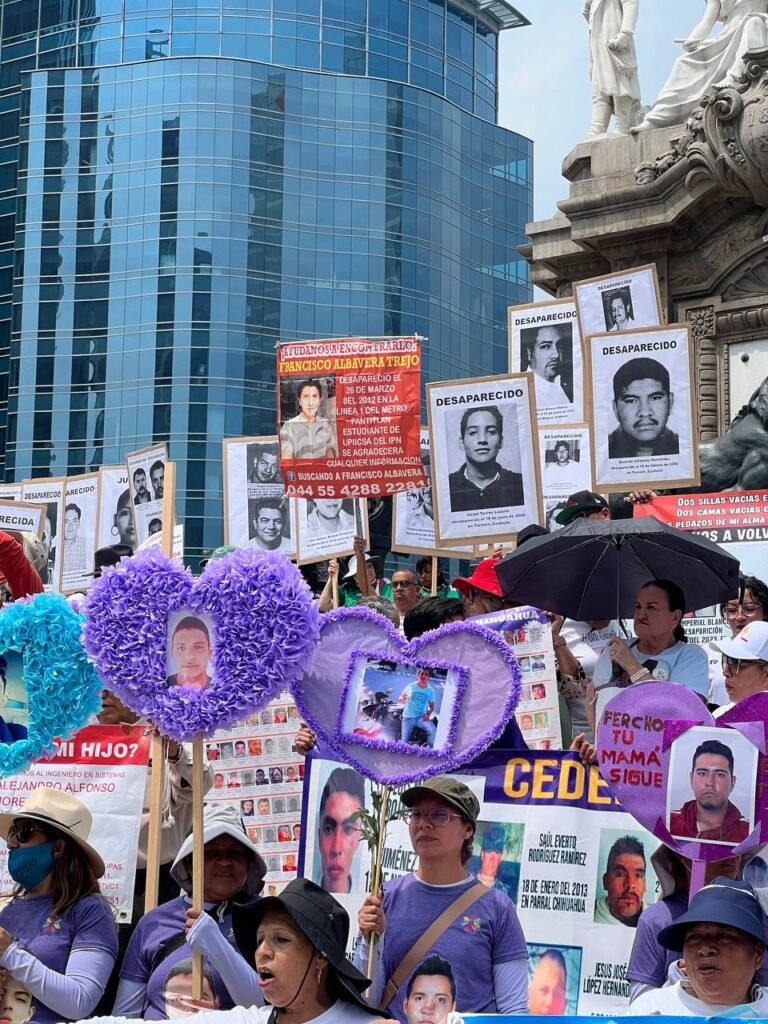 Madres buscadoras marchan con fotografías de sus familiares desaparecidos