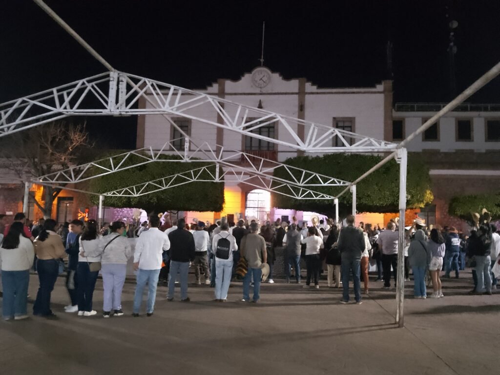 Personas reunidas frente a la presidencia municipal de Zitácuaro en una marcha por Carlos Manzo
