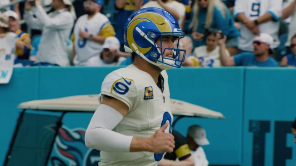 Matthew Stafford, mariscal de campo de Los Angeles Rams, en la banca durante un partido